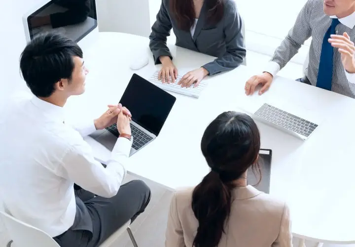 会議をする4人の男女の写真