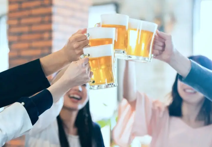 ビールで乾杯している様子